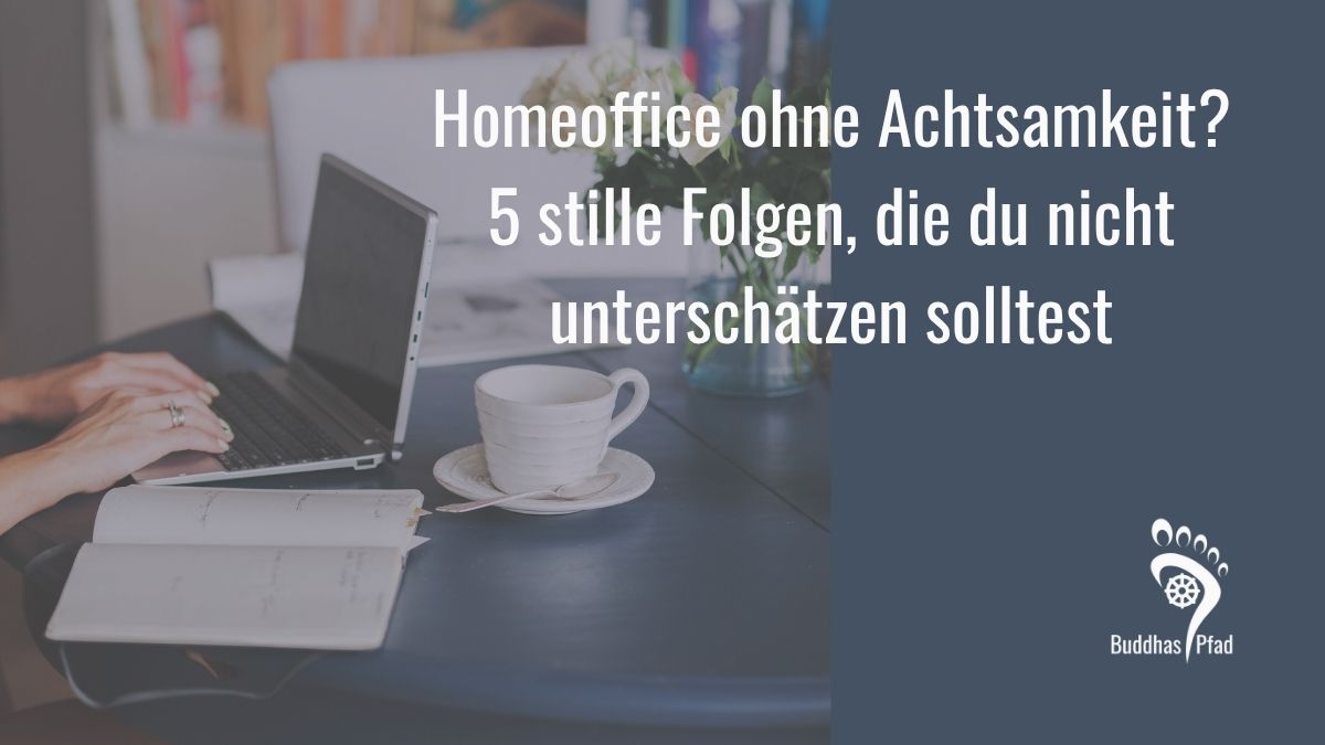 Beitragsbild für den Blogartikel Achtsamkeit im Homeoffice: Auf einem Küchentisch stehen Laptop und Kaffeetasse. Hände schweben über der Tastatur.