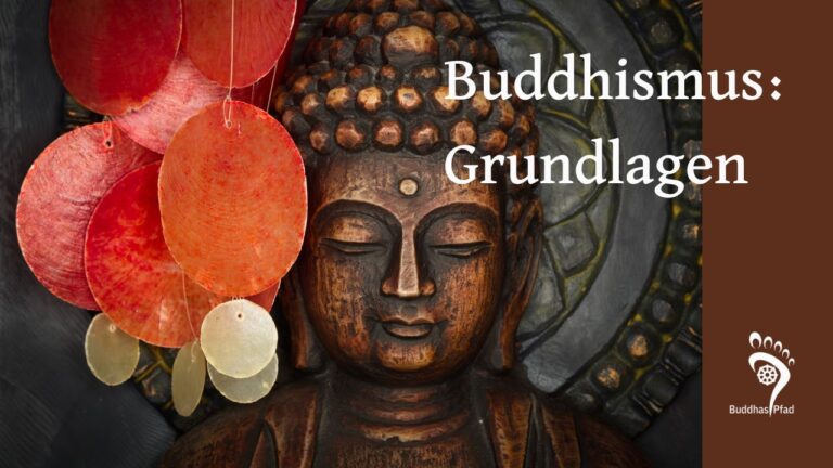 Beitragsbild zum Blogartikel Buddhismus Grundlagen mit Logo und Titel, im Hintergrund ein Kopf einer Buddhastatue, links herabhängendes Windspiel in orange.