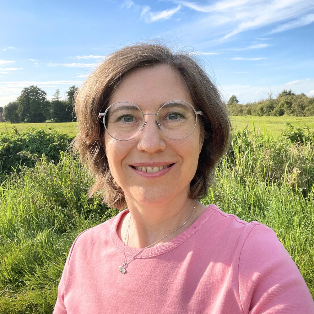 Peggy bendler in der natur, im hintergrund eine grüne wiese mit blauem himmel